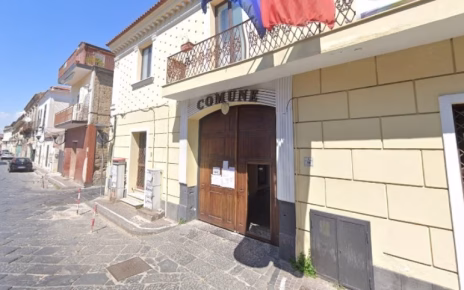 Frignano, sigilli al piazzale di via della Sapienza: sequestro della Polizia Provinciale per reati ambientali 6 frignano municipio