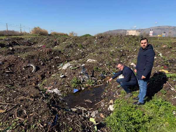 Marigliano, blitz del deputato Borrelli nella discarica a cielo aperto tra Marigliano e Nola: "Crimine ambientale di enormi proporzioni, area va sequestrata e bonificata" 3 marigliano 1
