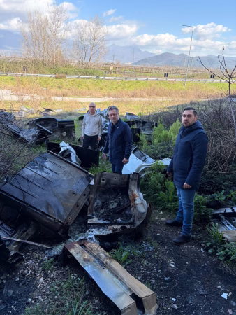 Nola, blitz del deputato Borrelli nella discarica di auto rubate e amianto: “La Terra dei Fuochi persiste nonostante le denunce" 4 nola 1