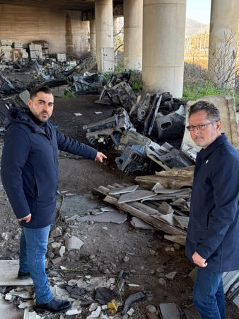 Nola, blitz del deputato Borrelli nella discarica di auto rubate e amianto: “La Terra dei Fuochi persiste nonostante le denunce" 3 nola 4