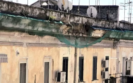 Napoli, crollo in via Pavia. gli architetti: "Serve piano per il risanamento delle facciate" 5 FOTO 03