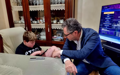 Sant'Anastasia, il deputato Borrelli incontra Manuel: il bambino avvolto dalle fiamme mentre camminava con gli amici nei pressi di un'officina meccanica 5 Piccolo Manuel ustionato SantAnastasia