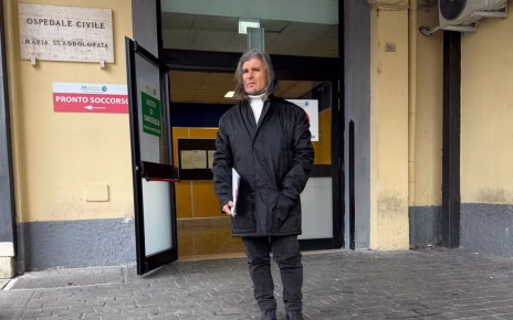 Eboli, il pittore Fernando Mangone dimesso dall'ospedale: i medici del "Maria SS. Addolorata" gli hanno salvato la vita 4 Pittore Mangone