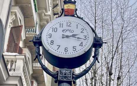Napoli, Piazza Vanvitelli: l'orologio con l'ora legale "a sentimento": da un mese le lancette si sono già spostate un'ora avanti 4 Vomero lorologio storico di piazza Vanvitelli 1