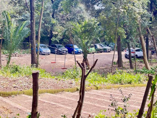 Napoli, villa Floridiana: servizi igieni attivati ma senza segnaletica 3 Vomero villa Floridiana area adibita a parcheggio