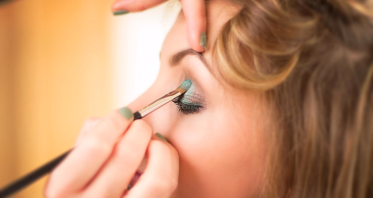 dennisvondutch cosmetics 4645407 1920