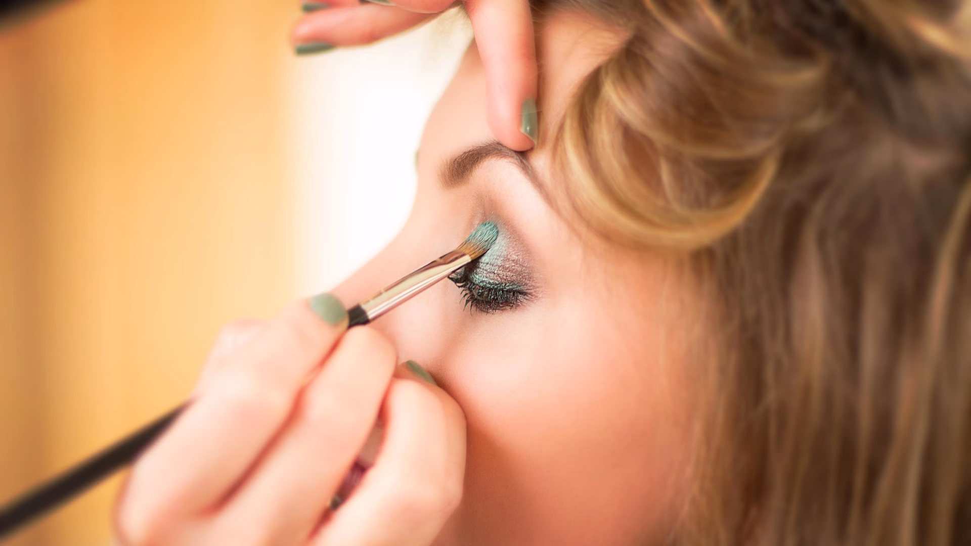 dennisvondutch cosmetics 4645407 1920