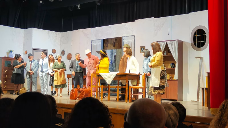 Saviano, sold out per “Don Pascà fa acqua a pippa”: La Combriccola porta in scena la Napoli popolare e la solidarietà 6 f38b3aa6 de9c 4370 b7a2 095b66f5dadf