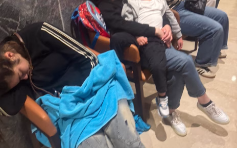 Dubai, napoletani bloccati in albergo inviano video al deputato Borrelli: “Ci sentiamo come topi in trappola” 3 foto dubai 3