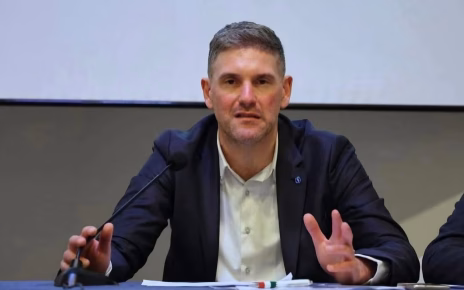 Sanità, Giuliano (UGL): “Il Canada offre stipendi fino a 5mila euro agli infermieri, SSN rischia ulteriore indebolimento. Paradosso nazionale tra fughe all’estero e reclutamento di personale straniero” 7 giuliano tavolo congresso 1