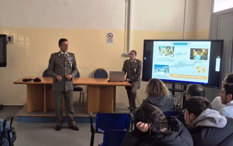 Napoli, dal diploma all'uniforme: l'Esercito incontra gli studenti del "Ferraioli" 5 incontro ferraioli esercito 03