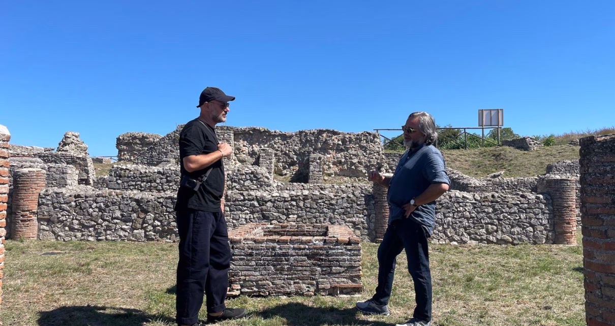 lartista Danilo Bucchi e il direttore artistico Francesco Cascino in un sopralluogo nel parco archeologico di Aeclanum 1