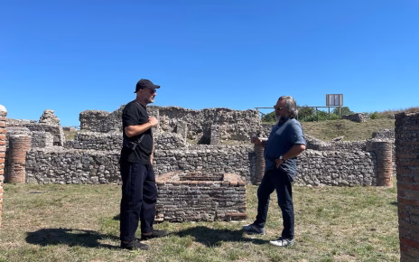 lartista Danilo Bucchi e il direttore artistico Francesco Cascino in un sopralluogo nel parco archeologico di Aeclanum 1