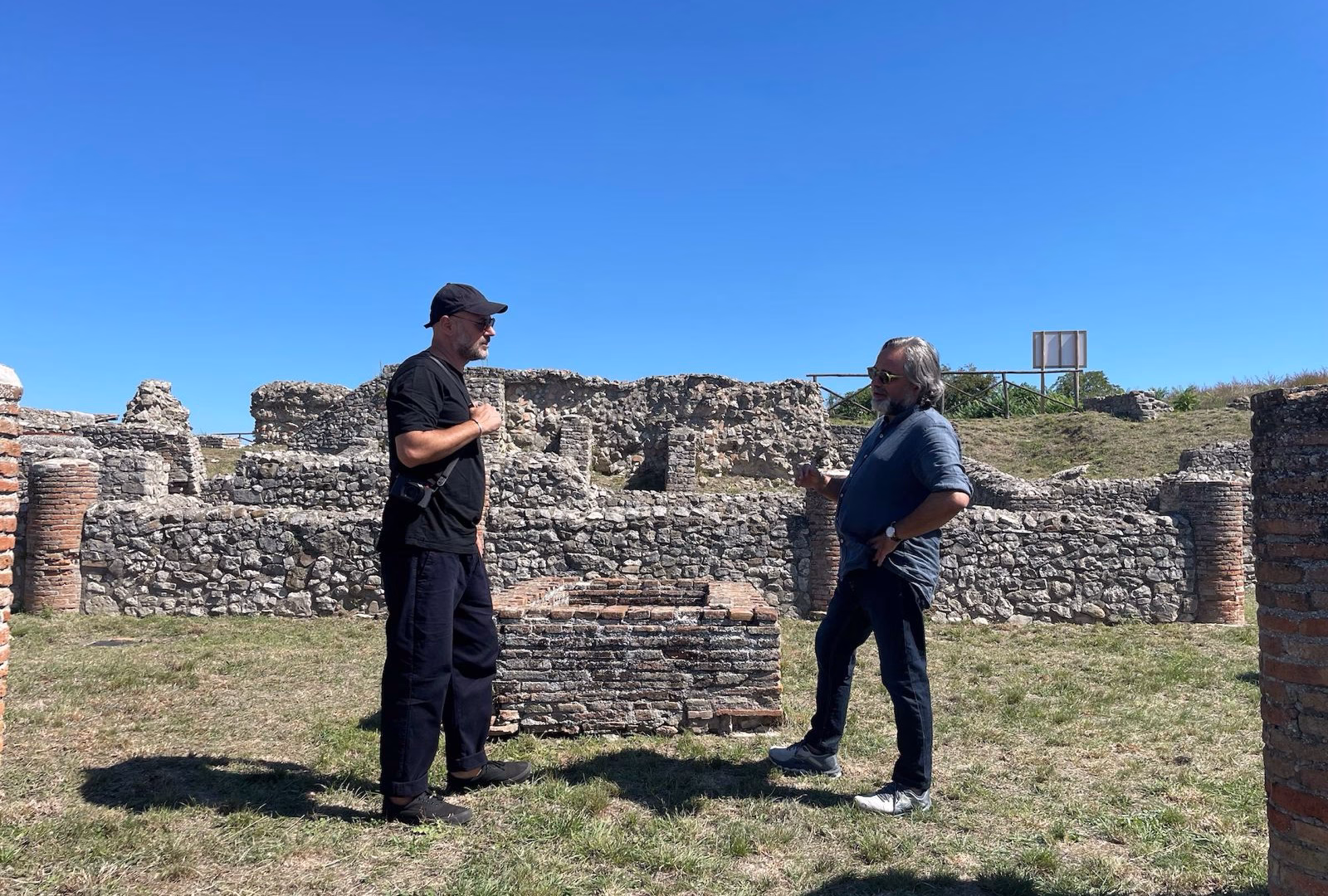 lartista Danilo Bucchi e il direttore artistico Francesco Cascino in un sopralluogo nel parco archeologico di Aeclanum