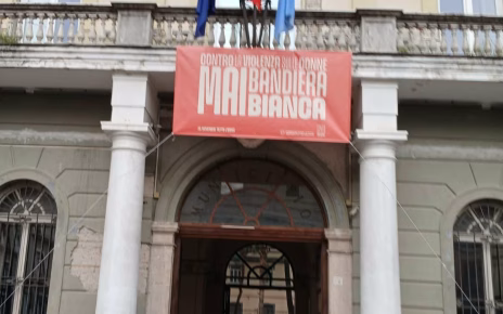 Nola. 8 Marzo. “Mai bandiera bianca”: sul balcone del municipio il vessillo contro la violenza di genere 3 nolamunicipio