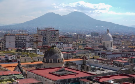 Boom di turisti a Napoli per Pasqua e Pasquetta: 400mila presenze e città presa d’assalto tra cultura, mare e tradizioni 4 1f8f4653b01876201a95cf050f20c01f