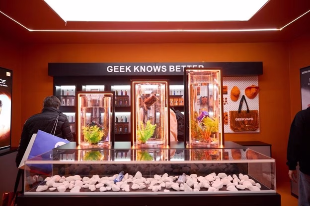 GEEKVAPE presenta il concept “GEEK STORE” al Vapexpo di Parigi, mostrando ai partner l’esperienza retail del futuro 6 5