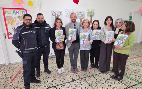 Pollena Trocchia, concluso il progetto "StradAmica": opuscoli distribuiti a tutti gli alunni delle scuole primarie e della secondaria di primo grado 8 Distribuzione plesso Battisti