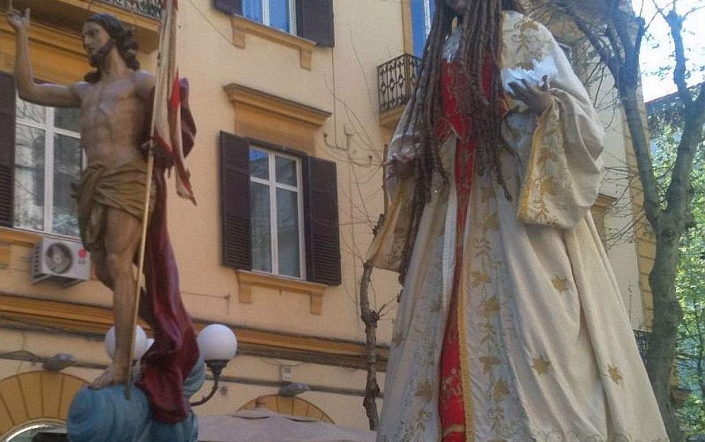 Vomero processione Gesu risorto le statue della Madonna e di Gesu