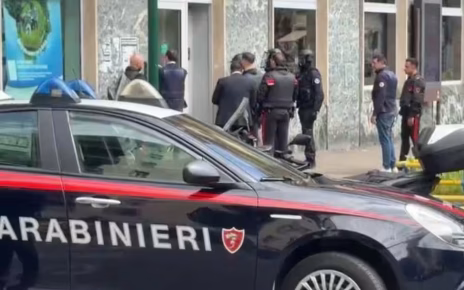 Napoli, rapina con ostaggi alla banca di piazza Medaglie d’Oro: liberate le persone, caccia ai responsabili 4 WhatsApp Image 2026 04 16 at 13.40.26