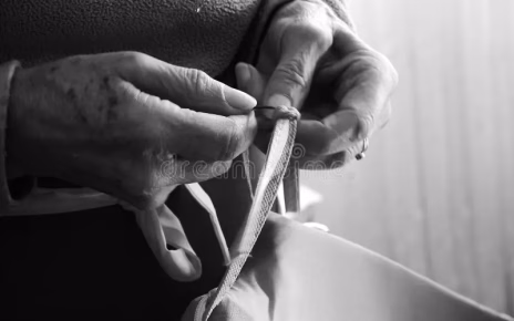 Marigliano, Addio a Teresa Scala: storica sarta e anima solidale di Lausdomini 4 cucito delle mani della nonna che cucono bianco e nero 153368893