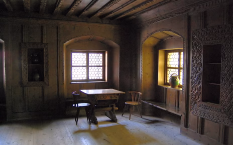 Il fascino dei mobili in legno e la cura che li mantiene vivi 5 joergelman farmhouse 358286 1280 1