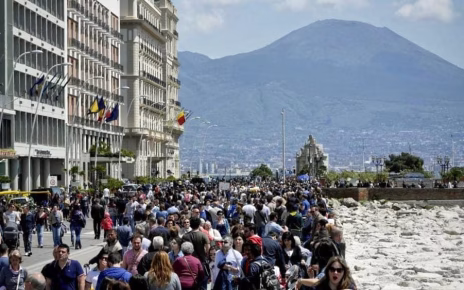 napoli lungomare turisti 2
