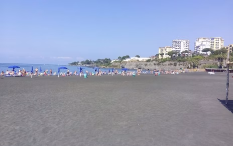 Torre Annunziata, Lido Azzurro: gestione pubblica per la stagione balneare 2026 8 spiaggia enorme