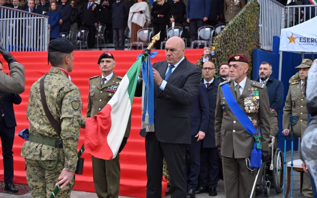 L'Aquila, 165° anniversario della costituzione dell’Esercito italiano 5 11 Onorificenza alla Bandiera di Guerra del 151° reggimento Fanteria Sassari