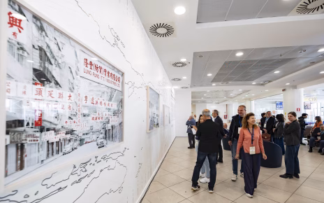 Con What We Want di Francesco Jodice l'arte atterra nell'aeroporto di Napoli trasformando il viaggio in una domanda collettiva 7 Inaugurazione Mostra What We Want di Francesco Jodice Sala Imbarchi Aeroporto di Napoli 1