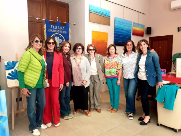 Palma Campania, l’azzurro della speranza: il viaggio artistico di Giusy Nunziata 10 b2654ec4 9f33 46a2 8320 4401cbb1b9aa
