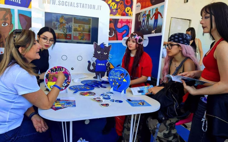 Comicon Napoli 2026: oltre 5.000 visitatori per "Sicuri e Connessi" 4 foto direttore generale inail Pomponio al tavolo socialstation al comicon 1