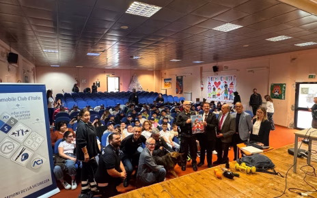 Salerno, città della sicurezza: oltre 2700 studenti in campo per "Non fare lo sbronzo" 4 lo staff di non fare lo sbronzo alla scuola elementare Mazzetti