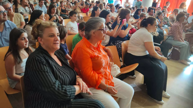 Lausdomini, emozioni e tradizioni: le quinte dell'IC Don Milani-Aliperti salutano la primaria sulle note di "Volare" 4 6c155e84 3d51 463b 85bf 454b1b4a66c6