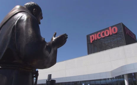 Nola, un segno di fede per la comunità: svelata la statua di San Pio presso i Supermercati Piccolo 3 7ad531b8 1131 45c3 8148 3a0f19d81a5b