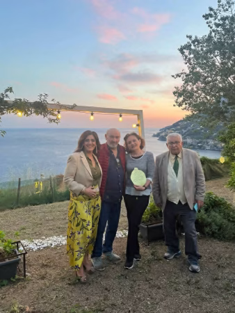 Madri, sirene e versi al tramonto: la magia della poesia conquista Minori 4 88172b91 263c 41a3 9023 8eb626344a0d