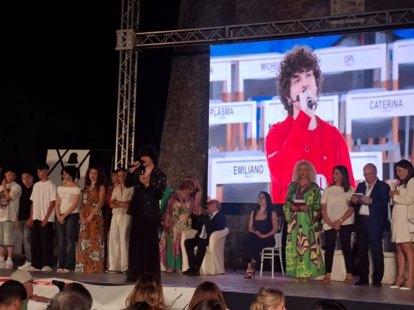 Premio Cimitile XXXI Edizione, "Dona un verso, salva una vita”: una serata di trionfo tra poesia, musica e giovani talenti 10 8866aeb7 85d4 4059 9f09 fe82de343a06