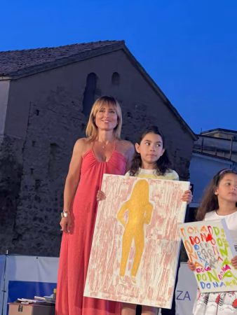 Premio Cimitile XXXI Edizione, "Dona un verso, salva una vita”: una serata di trionfo tra poesia, musica e giovani talenti 12 8f1cc707 5cce 4983 9ccd b43609036886