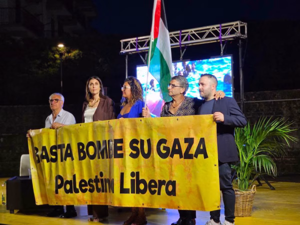 Baronissi rilancia il suo impegno come Città della Pace: grande partecipazione all'incontro con Alessandro Di Battista 8 Baronissi Alessandro di Battista