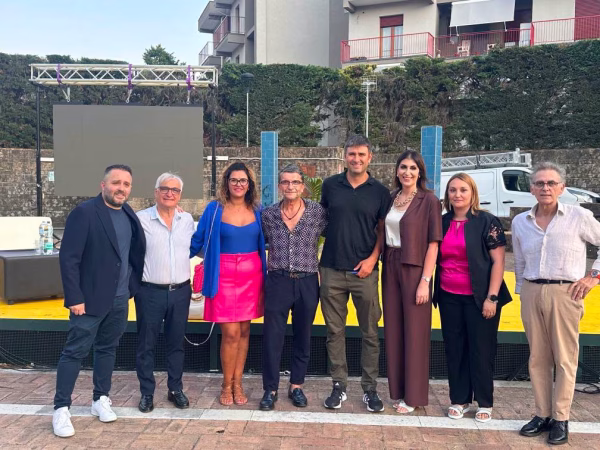 Baronissi rilancia il suo impegno come Città della Pace: grande partecipazione all'incontro con Alessandro Di Battista 6 Baronissi Alessandro di Battista3
