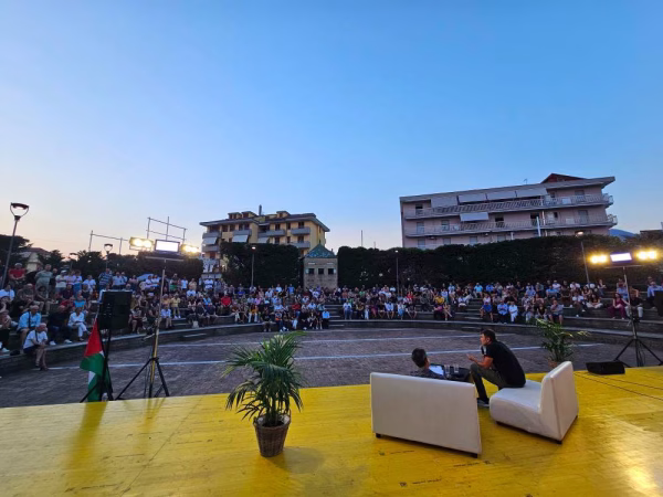 Baronissi rilancia il suo impegno come Città della Pace: grande partecipazione all'incontro con Alessandro Di Battista 5 Baronissi Alessandro di Battista5