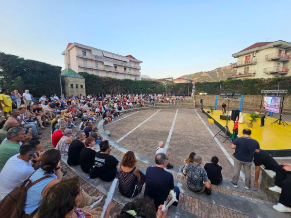 Baronissi rilancia il suo impegno come Città della Pace: grande partecipazione all'incontro con Alessandro Di Battista 4 Baronissi Alessandro di Battista6