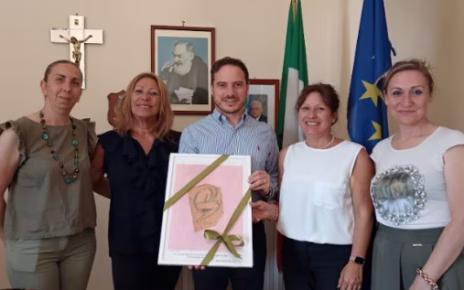 Pietrelcina, "Rosa Samnium APS" dona al sindaco Mazzone una tela simbolo della lotta al tumore al seno 3 FOTO 1 1
