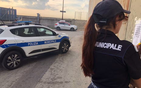Cercola, trovati depositi irregolari di balle di indumenti: la Polizia Municipale sequestra i capannoni 5 PHOTO 2026 06 26 18 38 45