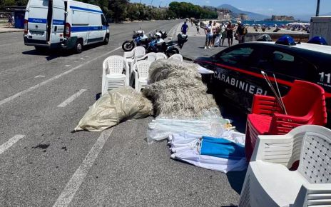 Napoli, sequestrati oltre cento tra lettini e ombrelloni. Europa Verde: "Finalmente colpiti gli abusivi che denunciamo da anni, ogni estate" 5 Rotonda Diaz 7