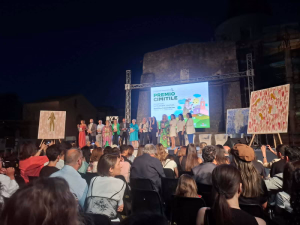 Premio Cimitile XXXI Edizione, "Dona un verso, salva una vita”: una serata di trionfo tra poesia, musica e giovani talenti 8 c6c0424a dbcf 48a3 bdf4 d7ca2be4dfae