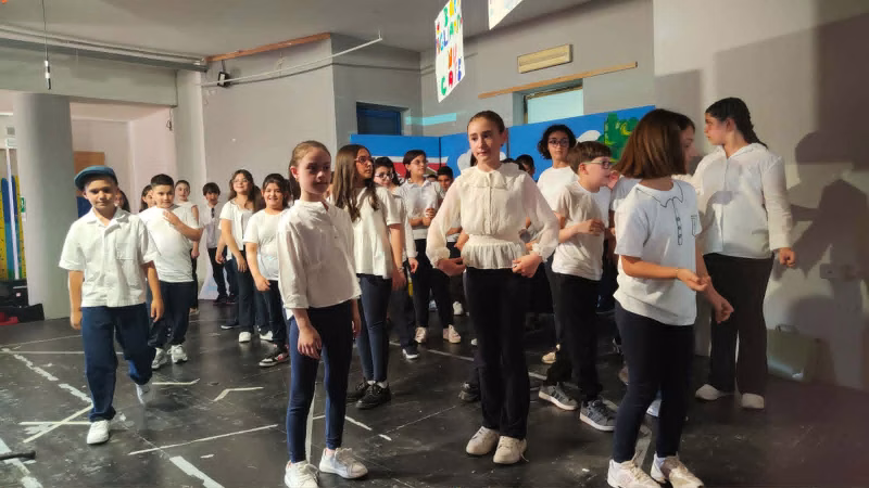 Lausdomini, emozioni e tradizioni: le quinte dell'IC Don Milani-Aliperti salutano la primaria sulle note di "Volare" 10 dad2cde8 5b49 4058 96d1 0c355946b3be