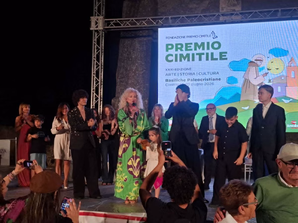 Premio Cimitile XXXI Edizione, "Dona un verso, salva una vita”: una serata di trionfo tra poesia, musica e giovani talenti 7 fbdac3ac 16bc 4852 a237 7d6c2fbd1562