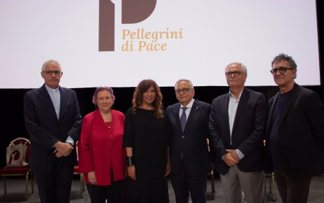 Una bimba palestinese consegna il Premio Pellegrini di Pace a Kaouther Ben Hania 5 gruppo premio