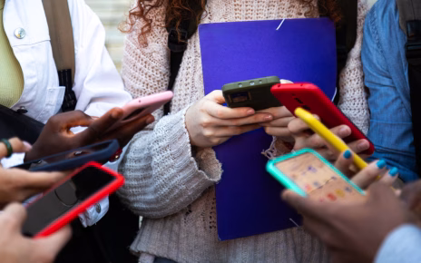 Regno Unito, social vietati agli under 16. In Italia la proposta di educazione digitale ispirata agli insegnamenti di Papa Francesco e Papa Leone XIV sul valore della parola contro l'odio online 4 smartphone social orig